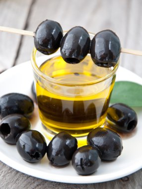 zeytin ve zeytinyağı ahşap zemin üzerine bir şişe ile plaka