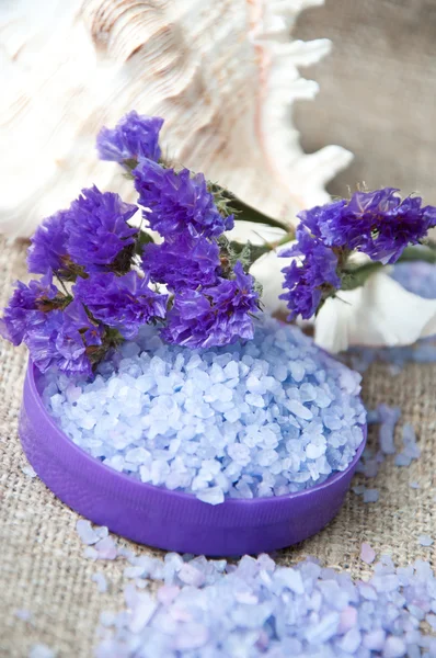 Концепция. Лавандовая соль и фиолетовые цветы — стоковое фото