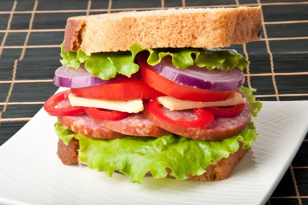 Healthy ham sandwich with cheese, tomatoes and lettuce — Stock Photo, Image