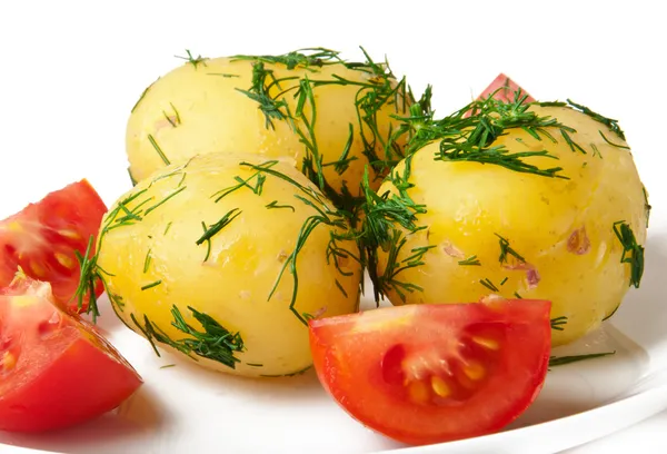 Patatas jóvenes hervidas con eneldo en aceite y tomates — Foto de Stock