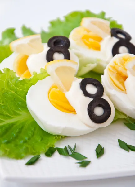 Μισό μαγειρεμένο κοτόπουλο αυγά σε ένα πιάτο — Φωτογραφία Αρχείου