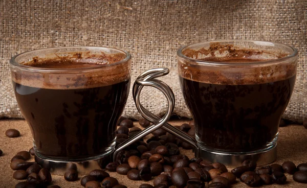 ब्राउन पृष्ठभूमि पर काले कॉफी के दो कप — स्टॉक फ़ोटो, इमेज
