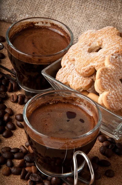 Xícara de café e biscoitos em tigela de vidro — Fotografia de Stock