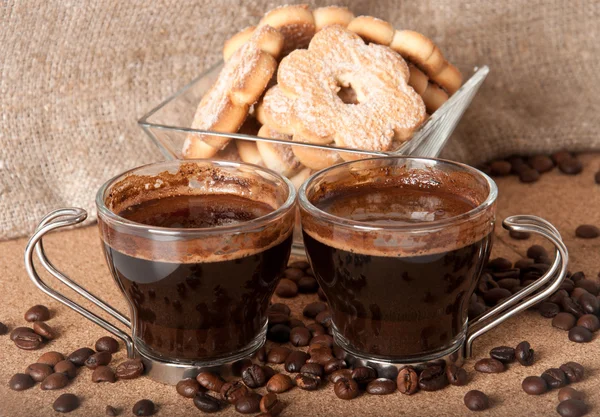 Šálek kávy a soubory cookie v skleněná mísa — Stock fotografie