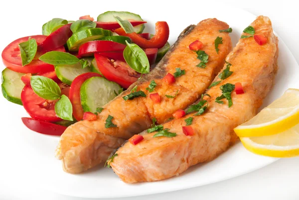 Рибна страва - смажений лосось з овочами — стокове фото