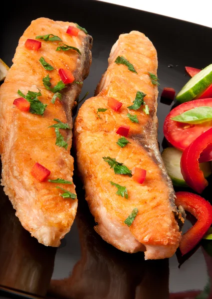 Prato de peixe - salmão grelhado com legumes — Fotografia de Stock