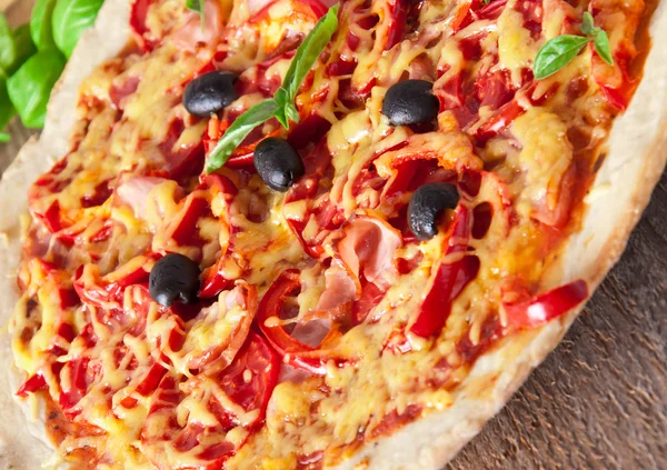 Nahaufnahme von Pizza mit Tomaten, Käse, schwarzen Oliven und Paprika — Stockfoto