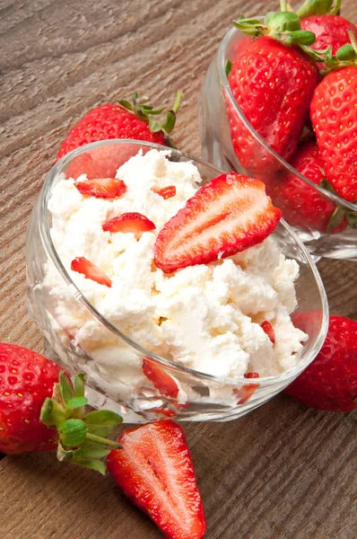 Fromage cottage et fraises dans un bol blanc sur une surface en bois . — Photo