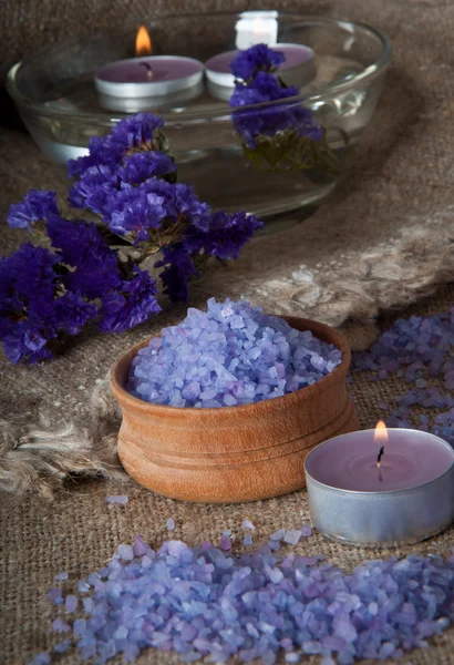 Conceito de spa. Sal de lavanda e flores roxas — Fotografia de Stock