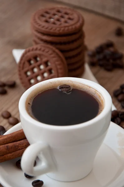 一杯のコーヒーとチョコレートのクッキー — ストック写真