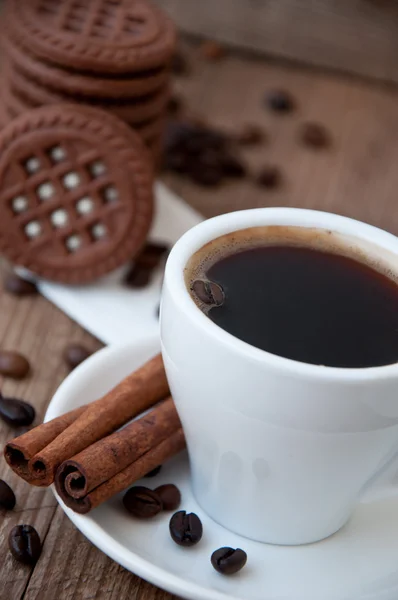 Copo de café e biscoitos de chocolate — Fotografia de Stock