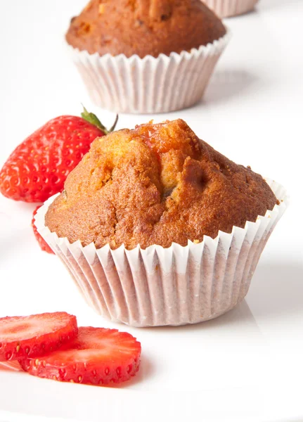 Aardbei muffin op een witte plaat met een verse aardbei — Stockfoto