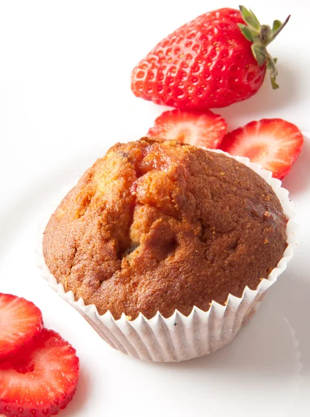 Strawberry muffin på en vit platta med en färsk jordgubbe — Stockfoto
