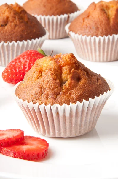 Jahodový muffin na bílé desce s čerstvou jahodou — Stock fotografie