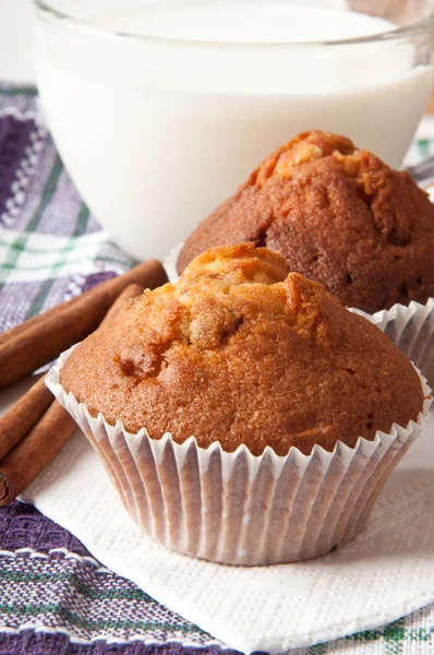 Deliciosos muffins com passas e canela — Fotografia de Stock