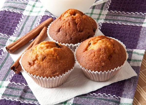 Delicious muffins with raisins and cinnamon — Stock Photo, Image