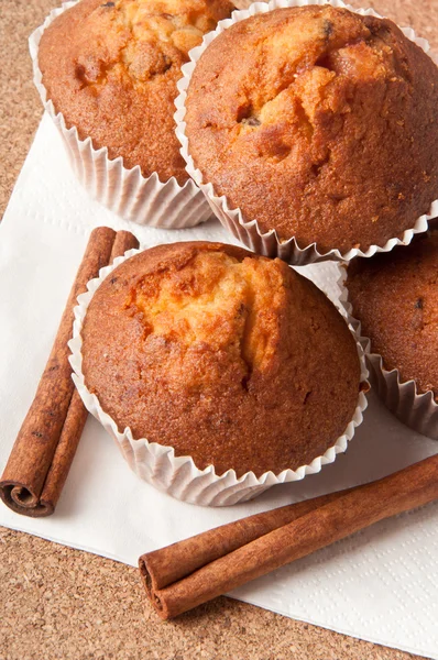 Läckra muffins med russin och kanel — Stockfoto