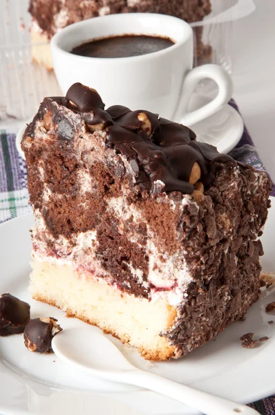 Pedazo de pastel de chocolate con avellanas —  Fotos de Stock