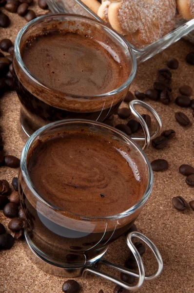 Dwie filiżanki czarnej kawy na brązowym tle — Zdjęcie stockowe