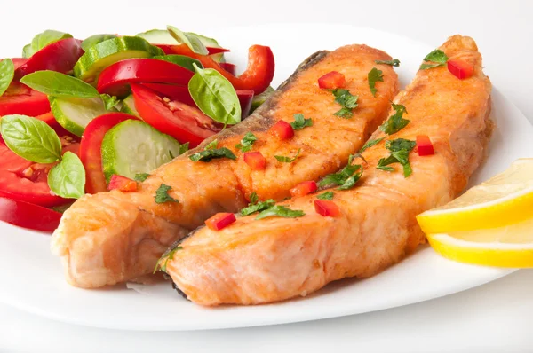 Fiskrätt - grillad lax med grönsaker — Stockfoto
