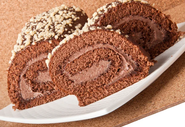 Swiss roll gąbki z krem na białym talerzu — Zdjęcie stockowe