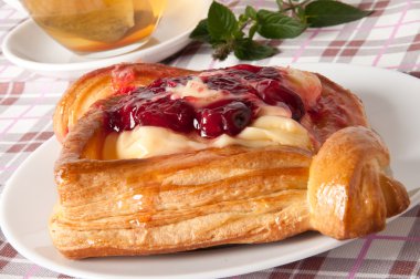 krema ile lezzetli kiraz puf böreği