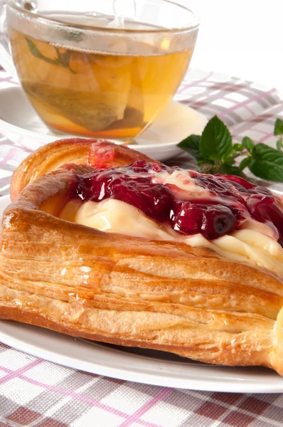 Délicieuse pâte feuilletée cerise à la crème anglaise — Photo