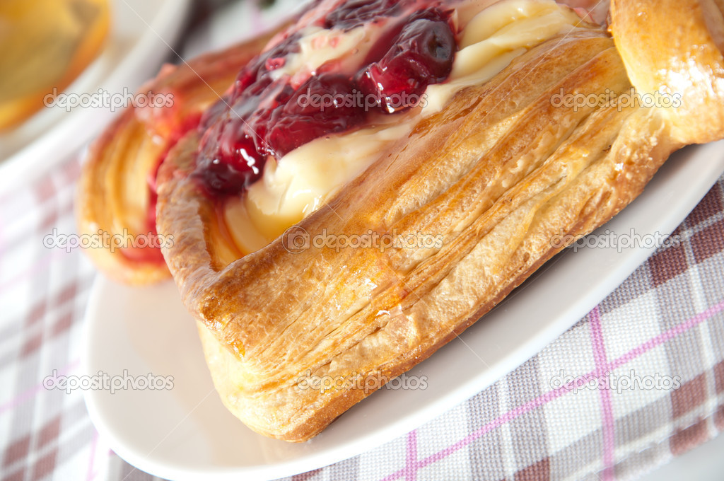 delicious cherry puff pastry with custard |图库照片08timolina