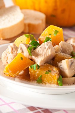 sebze ve mantar Krema soslu tavuk güveç