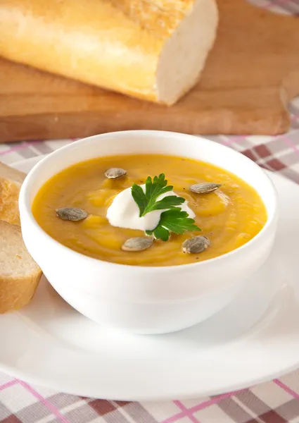 Сливки из тыквенного супа со сметаным соусом — стоковое фото