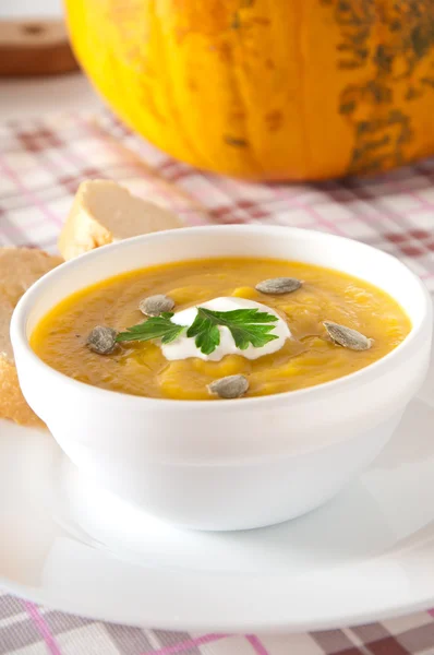 Creme de sopa de abóbora com molho de creme azedo — Fotografia de Stock