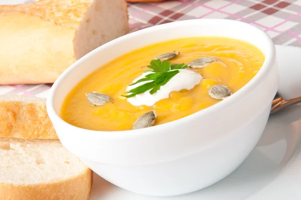 Kürbiscremesuppe mit Sauerrahmsoße — Stockfoto