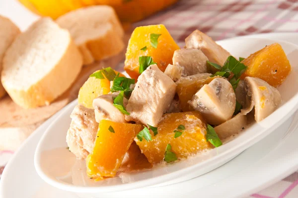 Guisar frango com legumes e cogumelos em um molho de creme — Fotografia de Stock