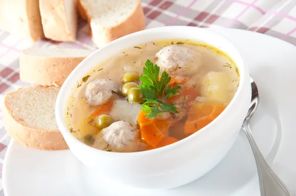 Куриный суп с фрикадельками — стоковое фото