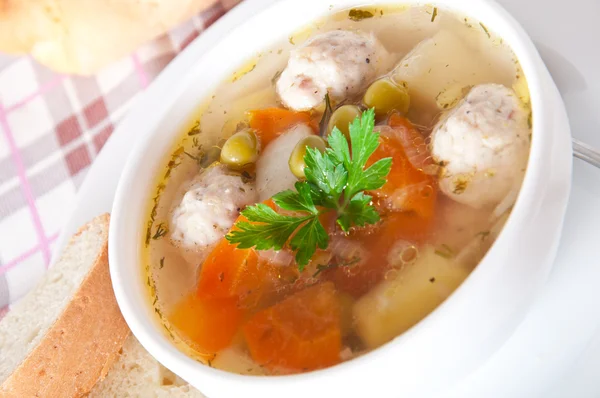 Sopa de frango com almôndegas — Fotografia de Stock