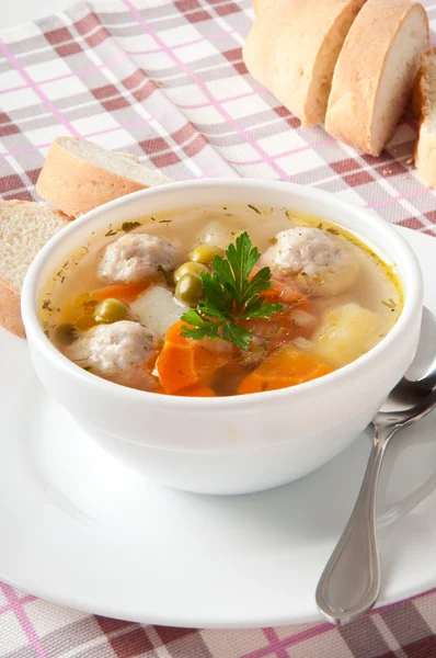 Sopa de frango com almôndegas — Fotografia de Stock