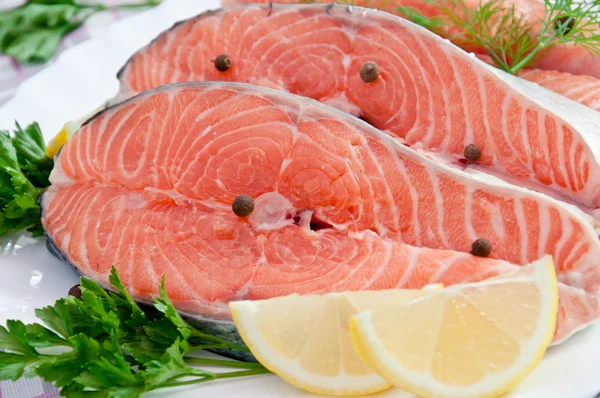 Fresh salmon fillet and lemon slices — Stockfoto