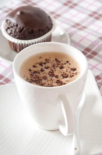 Muffins de chocolate e xícara de café na mesa — Fotografia de Stock