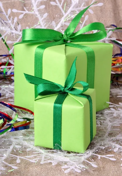 小礼品用光背景上的绿色弓 — 图库照片