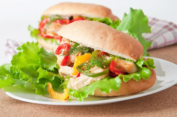 Grillad kycklingsmörgås med paprika och sallad — Stockfoto