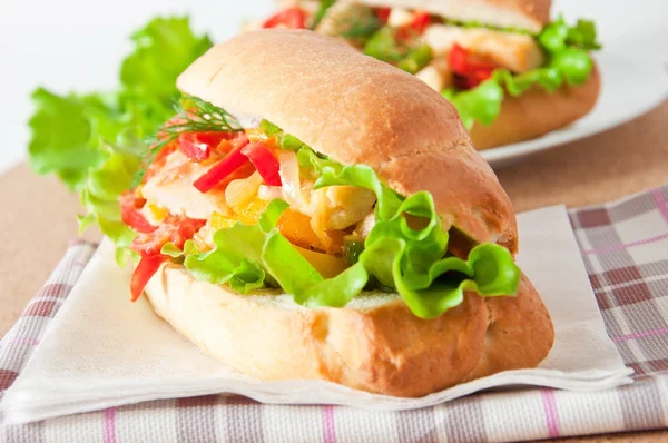 Grillad kycklingsmörgås med paprika och sallad — Stockfoto