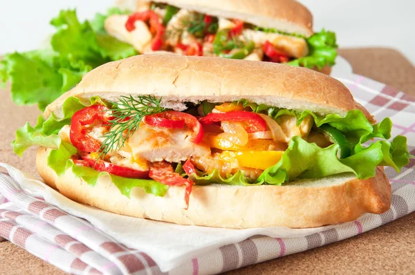 Grilled chicken sandwich with paprika and lettuce — Stock Photo, Image