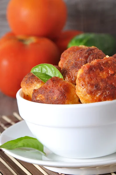 Polpette in salsa di pomodoro, decorate con foglie di basilico — Foto Stock