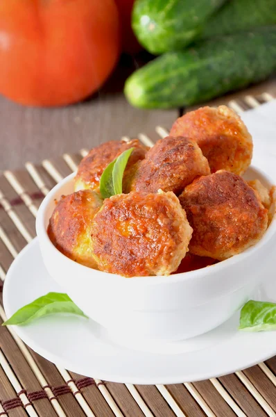 Boulettes de viande à la sauce tomate, décorées de feuilles de basilic — Photo