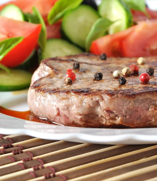 Vértes grillezett marha steak, friss zöldségekkel — Stock Fotó