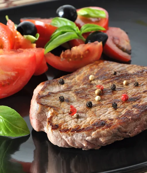 Closeup of grilled beef steak with fresh vegetables — Stock Photo, Image