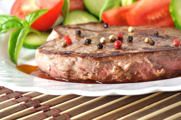 Closeup of grilled beef steak with fresh vegetables — Stock Photo, Image