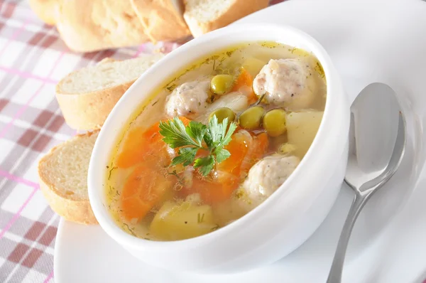Куриный суп с фрикадельками — стоковое фото