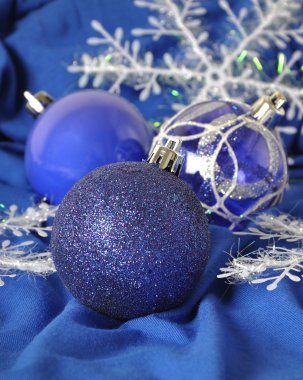mavi zemin üzerine mavi Noel topları