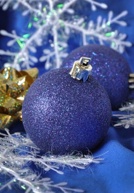 mavi zemin üzerine mavi Noel topları